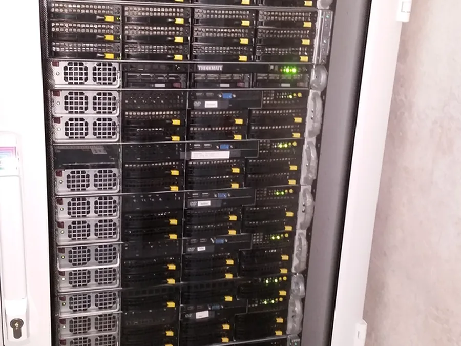 Rack con servidores en funcionamiento