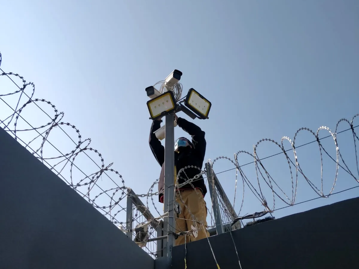 Técnico instalando cámaras de seguridad en altura