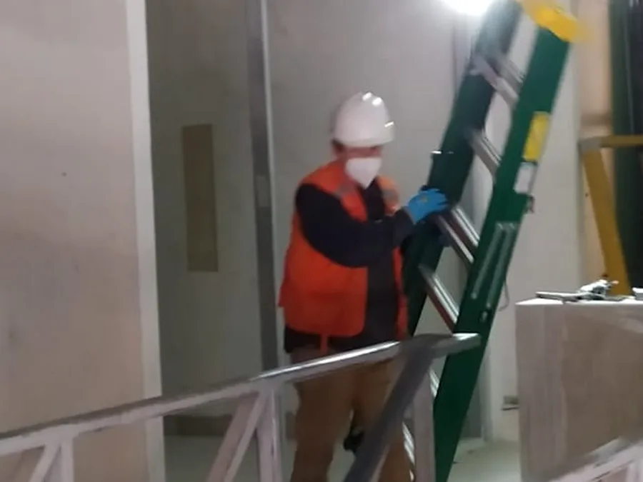 Técnico preparando una instalación de seguridad